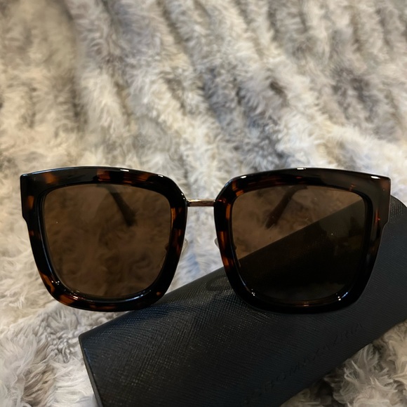 BCBGMaxAzria Accessories - BCBGMAXAZRIA sunglasses